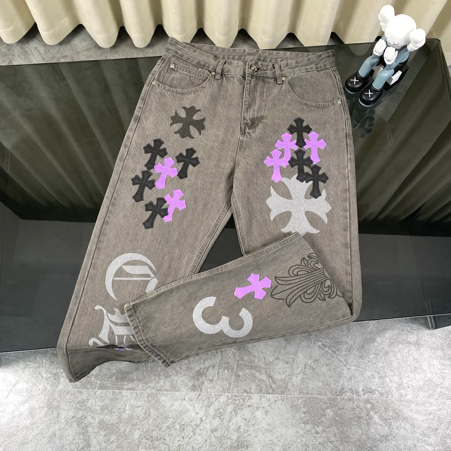 🅿️280 Chrome Hearts 24SS official website limited purple cow spray-painted graffiti patchwork leather jeans!  🛍️As an Online limited edition, it attracted a lot of attention as soon as it debuted. The black and purple cross-stitched leather design brings a cool and mysterious atmosphere, and every stitching shows a unique taste. The limited edition graffiti spray painting is casual and bold, just like wearing street art on your body, and you will never miss it when walking on the road.  Straight and loose fit, suitable for various body shapes, casual and cool online. Genderless design, both boys and girls can easily control it, easily create a super trendy feeling, and directly maximize the fashion expression!  Black and gray color 🔘, low-key but with hidden edge, perfect for versatility, whether paired with a simple white T-shirt or a personalized printed top, it can make you the focus of the street.  Size covers M-XXL (corresponding to sizes 30-36)